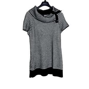 Torrid women's size 2 Tunic/dress black/white sweater short sleeve